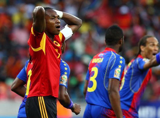 PORT ELIZABETH, SUDAFRICA - 27 GENNAIO, Mateus Contreiras Alberto dell'Angola (a sinistra) durante la partita della Coppa d'Africa 2013 tra le Isole di Capo Verde e l'Angola allo stadio Nelson Mandela Bay il 27 gennaio 2013 a Port Elizabeth, Sudafrica. (Foto di Richard Huggard / Gallo Images/Getty Images)