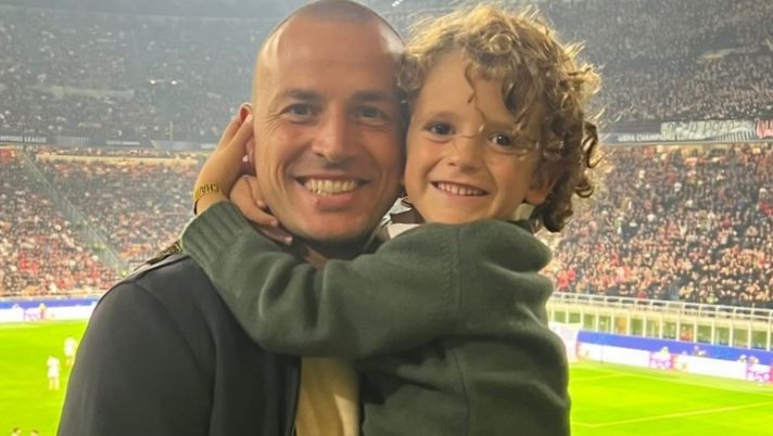 Anche lui guardava il Milan con papà: Luca Antonelli con il figlio a San Siro… - immagine 1