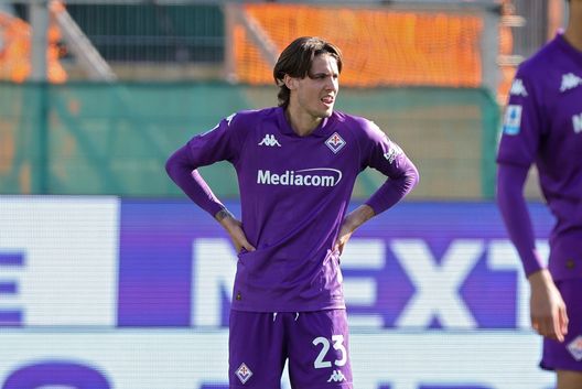 FLORENCE, ITALY - FEBRUARY 16: Andrea Colpani of ACF Fiorentina reacts during the Serie A match between Fiorentina and Como at Stadio Artemio Franchi on February 16, 2025 in Florence, Italy. (Photo by Gabriele Maltinti/Getty Images) Continua il calvario di Colpani. Ecco i tempi di recupero dall’infortunio- immagine 2