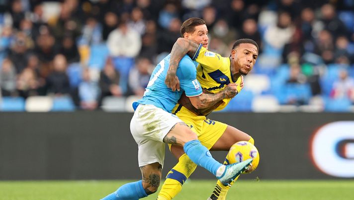 NAPLES, ITALY - FEBRUARY 04: Michael Folorunsho of Hellas Verona battles for possession with Pasquale Mazzocchi of SSC Napoli during the Serie A TIM match between SSC Napoli and Hellas Verona FC at Stadio Diego Armando Maradona on February 04, 2024 in Naples, Italy. (Photo by Francesco Pecoraro/Getty Images) Cajuste, prova opaca dello svedese di fronte a un ottimo Folorunsho: il confronto - immagine 1