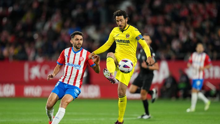 GIRONA, SPAIN - MAY 14: Daniel Parejo of Villarreal CF controls the ball Ivan Martin of Girona FC during the LaLiga EA Sports match between Girona FC and Villarreal CF at Montilivi Stadium on May 14, 2024 in Girona, Spain. (Photo by Alex Caparros/Getty Images) Rumors sul mercato del Napoli, tre nuovi giocatori accostati all’azzurro: i profili - immagine 1