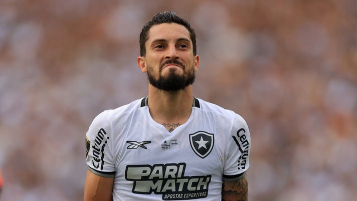 BUENOS AIRES, ARGENTINA - NOVEMBER 30: Alex Telles of Botafogo celebrates after scoring the team's second goal via penalty during the Copa CONMEBOL Libertadores 2024 Final between Atletico Mineiro and Botafogo at Estadio Más Monumental Antonio Vespucio Liberti on November 30, 2024 in Buenos Aires, Argentina. (Photo by Buda Mendes/Getty Images) Alex Telles Botafogo