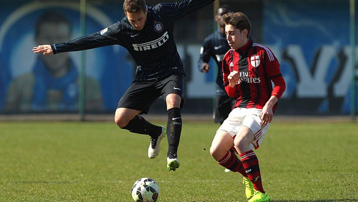 SESTO SAN GIOVANNI, ITALY - MARCH 08: Demetrio Steffe of FC Internazionale Milano is challenged by Mario Piccinocchi of AC Milan during the juvenile match between FC Internazionale and AC Milan at Stadio Breda on March 8, 2015 in Sesto San Giovanni, Italy. (Photo by Marco Luzzani - Inter/Getty Images) Piccinocchi