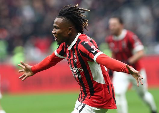 MILAN, ITALY - JANUARY 26: Samuel Chukwueze of AC Milan celebrates scoring his team's third goal during the Serie A match between AC Milan and Parma Calcio at Stadio Giuseppe Meazza on January 26, 2025 in Milan, Italy. (Photo by Marco Luzzani/Getty Images) Milan, il mercato delle uscite: da Morata a Vasquez, passando per Chukwueze- immagine 2
