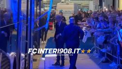 VIDEO FCIN1908 / Inter, il pullman arriva al Castellani: ovazione per Dimarco e Lautaro