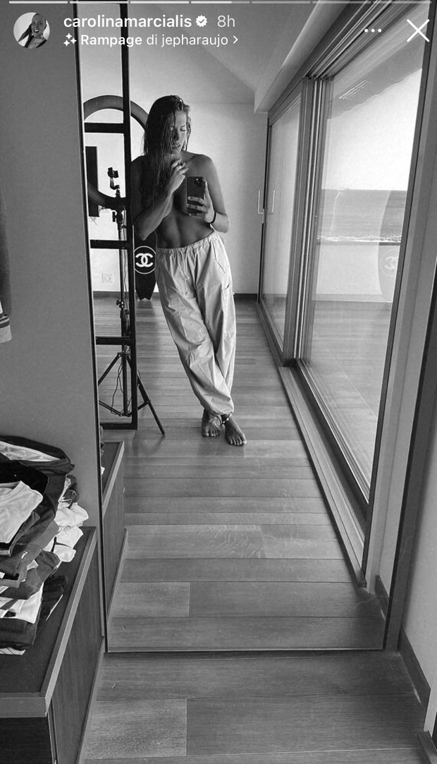 Carolina, scatto super sensuale. Lady Cassano incanta con un selfie in topless- immagine 2