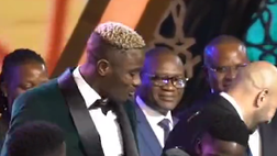 Osimhen vince il Pallone d’Oro africano e festeggia ballando insieme a dei bambini