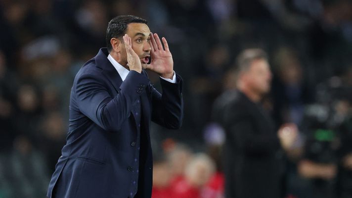 UDINE, ITALY - MAY 25: Fiorentina manager Raffaele Palladino looks on during the Serie A match between Udinese and Fiorentina at Stadio Friuli on May 25, 2025 in Udine, Italy. (Photo by Timothy Rogers/Getty Images) Gazzetta: “Fiorentina come a Venezia. L’Udinese non si meritava di perdere” - immagine 1
