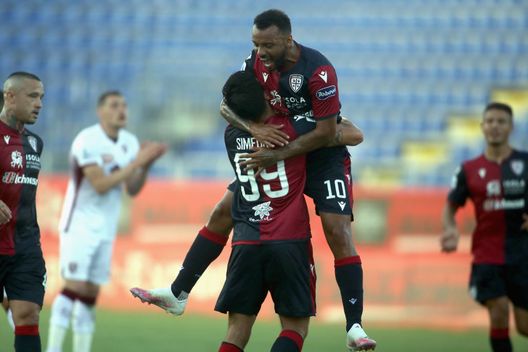 CAGLIARI, ITALY - JUNE 27: Giovanni Simeone of Cagliari celebrates his goal 2-0 during the Serie A match between Cagliari Calcio and Torino FC at Sardegna Arena on June 27, 2020 in Cagliari, Italy. (Photo by Enrico Locci/Getty Images) Cagliari: tre gol in tre giornate, ma l’attacco vale di più. E Pavoletti…- immagine 2