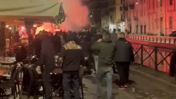 VIDEO Pesanti scontri tra ultras di Milan e PSG sui navigli: un ferito grave - immagine 1