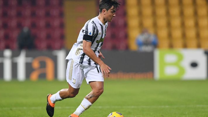 BENEVENTO, ITALY - NOVEMBER 28: Paulo Dybala of Juventus during the Serie A match between Benevento Calcio and Juventus at Stadio Ciro Vigorito on November 28, 2020 in Benevento, Italy. (Photo by Francesco Pecoraro/Getty Images) Juventus, iniziati gli allenamenti per il derby: Pirlo recupera due giocatori - immagine 1