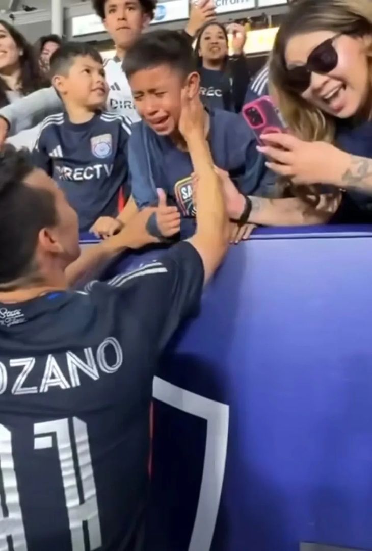 Lozano regala la maglia ad un piccolo tifoso del San Diego
