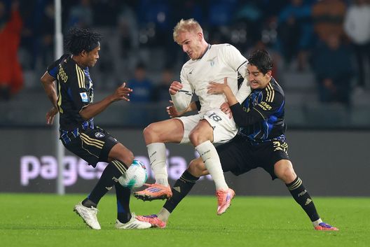 PISA, ITALY - OCTOBER 30: Juan Cuadrado and Samuele Angori of Pisa Sporting Club battles for the ball with Gustav Isaksen of SS Lazio during the Serie A match between Pisa SC and SS Lazio at Arena Garibaldi on October 30, 2025 in Pisa, Italy. (Photo by Gabriele Maltinti/Getty Images) VIDEO / Inter-Lazio, biancocelesti in viaggio verso Milano: le immagini- immagine 2