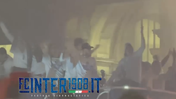 VIDEO FCIN1908 / Inter, lunga attesa dei tifosi in Duomo ripagata: l’arrivo dei pullman
