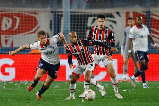 Montevideo, Uruguay - 15 agosto 2025: Jeremía Recoba e Lucas Moura durante la partita di Copa Libertadores tra Nacional e San Paolo. (Foto di Ernesto Ryan/Getty Images) Jeremía Recoba, figlio del Chino, al Las Palmas: è arrivata l’ufficialità- immagine 2