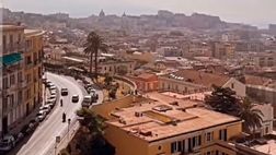 Lady Spinazzola si gode la bellezza di Napoli dal balcone d’Hotel