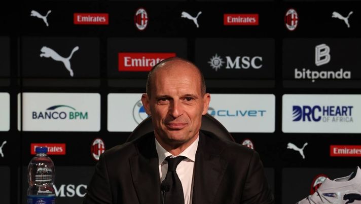 Massimiliano Allegri (allenatore AC Milan), qui durante una conferenza stampa con i rossoneri a Milanello | Milan News (Getty Images) I blocchi di Valenti: contro il Milan gol, contro il Cagliari fallo. Allegri risponde così