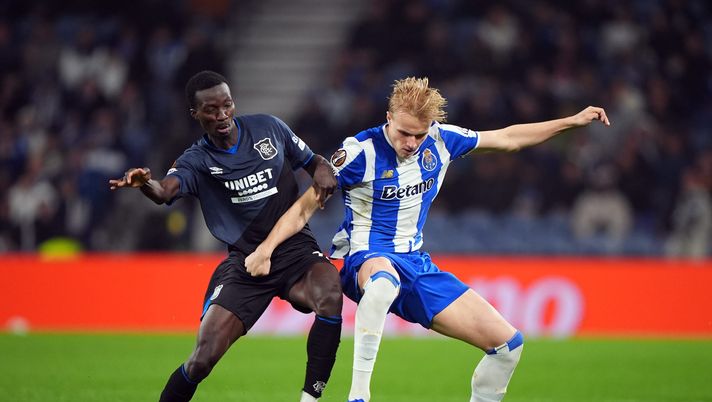 PORTO, PORTUGAL - JANUARY 29: Victor Froholdt of FC Porto battles for possession with Mohammed Diomande of Rangers during the UEFA Europa League 2025/26 League Phase MD8 match between FC Porto and Rangers FC at Estadio do Dragao on January 29, 2026 in Porto, Portugal. (Photo by Jose Manuel Alvarez Rey/Getty Images) Porto-Arouca: dove vedere gratis la gara del campionato portoghese - immagine 1