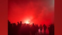 Video – Inferno a Leverkusen: così i tifosi accolgono il pullman del Bayer