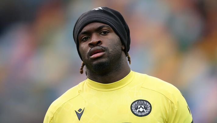 UDINE, ITALY - NOVEMBER 22: Oumar Solet of Udinese looks on during the warm up ahead of the Serie A match between Udinese Calcio and Bologna FC 1909 at Stadio Friuli on November 22, 2025 in Udine, Italy. (Photo by Timothy Rogers/Getty Images) Udinese, Solet uscito acciaccato con il Sassuolo: il motivo e cosa filtra sulle sue condizioni - immagine 1