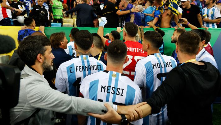 RIO DE JANEIRO, BRAZIL - NOVEMBER 21: Lionel Messi of Argentina and teammates react as police officers clash with fans prior to a FIFA World Cup 2026 Qualifier match between Brazil and Argentina at Maracana Stadium on November 21, 2023 in Rio de Janeiro, Brazil. The match was delayed due to incidents in the stands. (Photo by Wagner Meier/Getty Images) Argentina, Nico Gonzalez gioca ma è caos tra polizia, tifosi e giocatori! - immagine 1