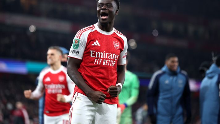 LONDON, ENGLAND - DECEMBER 23: Bukayo Saka of Arsenal celebrates winning the penalty shoot-out during the Carabao Cup Quarter Final match between Arsenal and Crystal Palace at Emirates Stadium on December 23, 2025 in London, England. (Photo by Alex Pantling/Getty Images) Premier League, l’Arsenal pensa al futuro: rinnovo di contratto per Saka - immagine 1