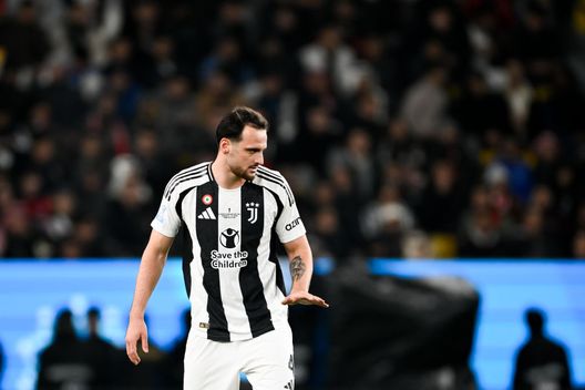 RIYADH, SAUDI ARABIA - JANUARY 03: Federico Gatti of Juventus gestures during the Italian Super Cup Semi-Final match between AC Milan and Juventus at Kingdom Arena on January 03, 2025 in Riyadh, Saudi Arabia. (Photo by Daniele Badolato - Juventus FC/Juventus FC via Getty Images) Milan-autogol