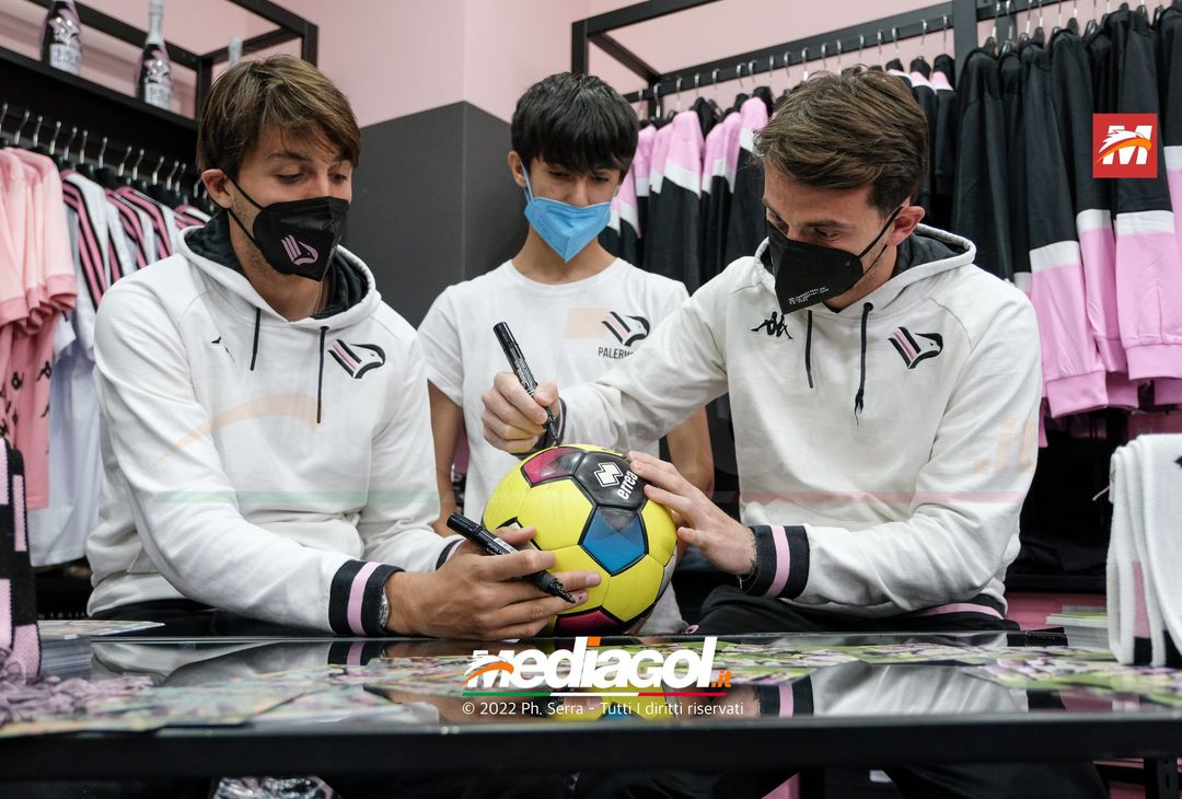 FOTO Palermo: Brunori e Soleri incontrano i tifosi allo Store Ufficiale. La gallery - immagine 24