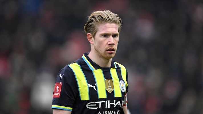 LONDON, ENGLAND - FEBRUARY 08: Kevin De Bruyne of Manchester City during the Emirates FA Cup Fourth Round match between Leyton Orient and Manchester City at Gaughan Group Stadium on February 08, 2025 in London, England. (Photo by Justin Setterfield/Getty Images) Moretto: “De Bruyne, l’operazione è avanzatissima: si ragiona sulle visite mediche” - immagine 1