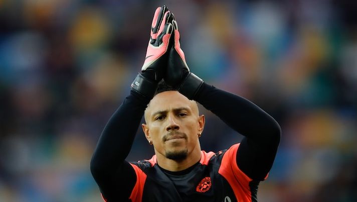 UDINE, ITALY - OCTOBER 25: Maduka Okoye of Udinese salutes supporters before beginning his warm up during the Serie A match between Udinese and Cagliari at Stadio Friuli on October 25, 2024 in Udine, Italy. (Photo by Timothy Rogers/Getty Images) NEWS – Okoye, Milik, Schuurs, Odgaard e Orsolini: cosa filtra! E le probabili di Fiorentina-Inter- immagine 1