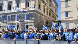 Tifosi del Napoli da brividi! Cantano l’inno azzurro per strada e dai balconi
