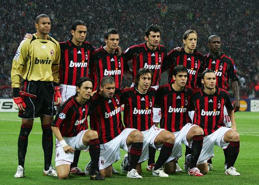 MILAN, ITALY - MAY 02: The AC Milan team line up prior to the UEFA Champions League semi final, second leg match between AC Milan and Manchester United at the San Siro stadium on May 2, 2007 in Milan, Italy. (Photo by Mike Hewitt/Getty Images) Milan contro Manchester United: Diavoli contro Red Devils e una parata di stelle- immagine 5
