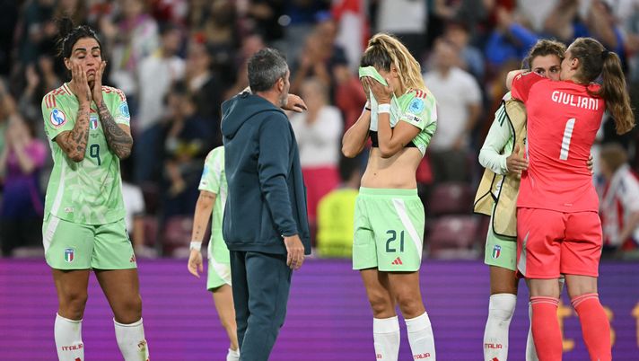 Italy's players react after losing the UEFA Women's Euro 2025 semi-final football match between England and Italy at the Stade de Geneve in Geneva, on July 22, 2025. (Photo by SEBASTIEN BOZON / AFP) (Photo by SEBASTIEN BOZON/AFP via Getty Images) Europei, Italia Femminile beffata al 119′: 2-1 Inghilterra, è in finale - immagine 1