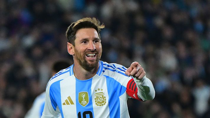 BUENOS AIRES, ARGENTINA - SEPTEMBER 04: Lionel Messi of Argentina celebrates after scoring the team's third goal during the South American FIFA World Cup 2026 Qualifier match between Argentina and Venezuela at Estadio Más Monumental Antonio Vespucio Liberti on September 04, 2025 in Buenos Aires, Argentina. (Photo by Marcelo Endelli/Getty Images) Messi e l’amore per il Barcellona: “Volevo chiudere la mia carriera lì” - immagine 1