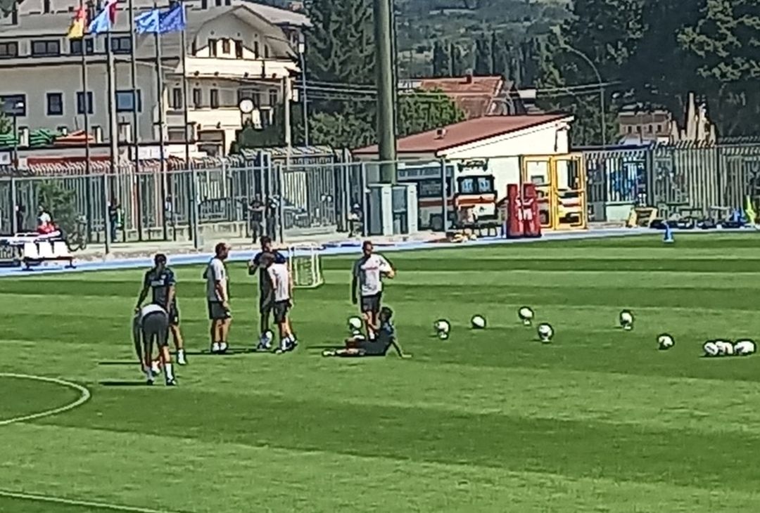 GALLERY Politano si accascia a terra appena rientrato in campo: la reazione di Conte - immagine 2