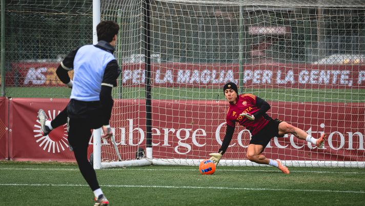 Dybala veste i panni di Svilar: allenamento tra i pali per un giorno – VIDEO - immagine 1