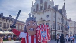 Polonia, cittadina di 200mila abitanti divisa dal derby: mascotte con lo spadone nelle vie del centro