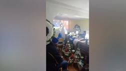 Incredibile, guardano Cile-Perù in una camera mortuaria!