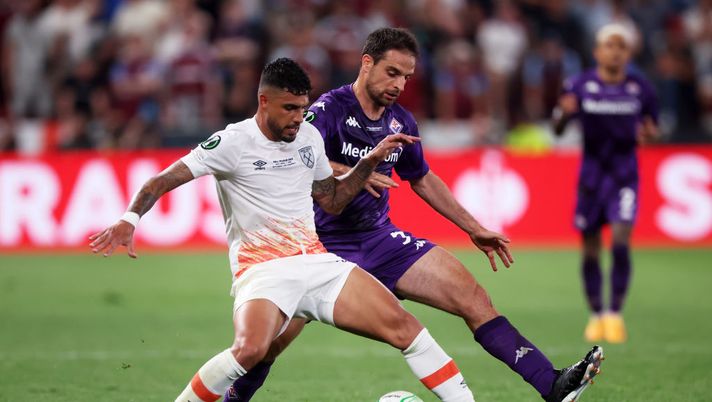PRAGUE, CZECH REPUBLIC - JUNE 07: Emerson Palmieri of West Ham United battles for possession with Giacomo Bonaventura of ACF Fiorentina during the UEFA Europa Conference League 2022/23 final match between ACF Fiorentina and West Ham United FC at Eden Arena on June 07, 2023 in Prague, Czech Republic. (Photo by Alex Grimm/Getty Images) Avversari tosti e calendario più soft: ecco la nuova Conference - immagine 1