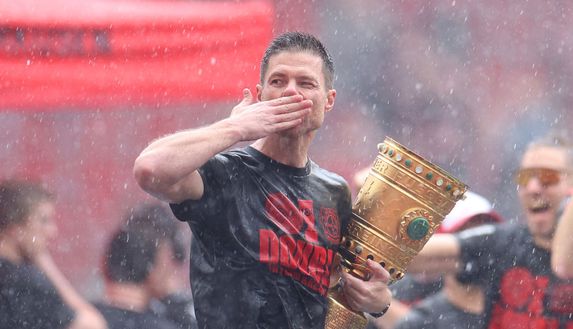 Xabi Alonso col trofeo della DFB-Pokal (Foto di Dean Mouhtaropoulos/Getty Images) Xabi Alonso: 'Tutti conoscono il Bayer Leverkusen, pure alle Seychelles'