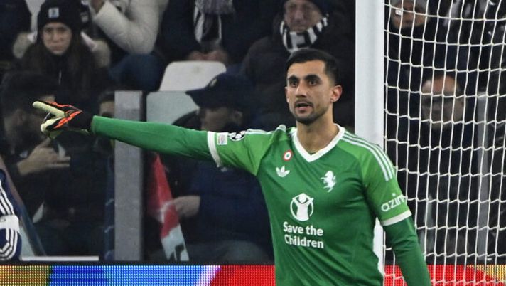 TURIN, ITALY - JANUARY 29: Juventus goalkeeper Mattia Perin gestures during the UEFA Champions League 2024/25 League Phase MD8 match between Juventus and SL Benfica at Juventus Stadium on January 29, 2025 in Turin, Italy. (Photo by Filippo Alfero - Juventus FC/Juventus FC via Getty Images) Juve, ballottaggio per il sostituto di Cambiaso: ecco chi è favorito per Tudor. Perin out - immagine 1