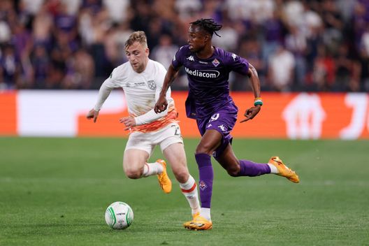 PRAGUE, CZECH REPUBLIC - JUNE 07: Cristian Kouame of ACF Fiorentina runs with the ball whilst under pressure by Jarrod Bowen of West Ham United during the UEFA Europa Conference League 2022/23 final match between ACF Fiorentina and West Ham United FC at Eden Arena on June 07, 2023 in Prague, Czech Republic. (Photo by Richard Heathcote/Getty Images)