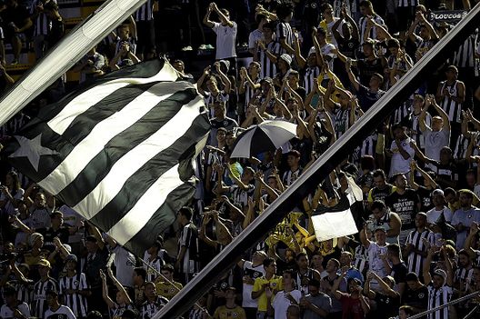 I tifosi del Botafogo. (Photo by Alexandre Loureiro/Getty Images) Dal canottaggio al Maracanà: la storia di Flamengo-Botafogo- immagine 2