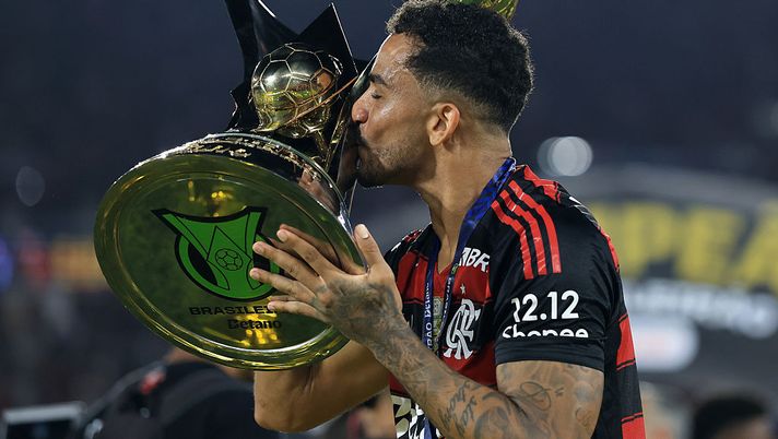 RIO DE JANEIRO, BRAZIL - DECEMBER 03: Danilo of Flamengo kisses the trophy after winning the championship following the Brasileirao 2025 match between Flamengo and Ceara at Maracana Stadium on December 03, 2025 in Rio de Janeiro, Brazil. (Photo by Buda Mendes/Getty Images) Flamengo, il figlio di Danilo “rovina” la festa: ha rivelato di tifare Fluminense - immagine 1