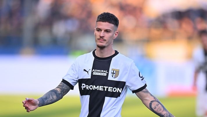 PARMA, ITALY - DECEMBER 01: Dennis Man of Parma Calcio reacts during the Serie A match between Parma and SS Lazio at Stadio Ennio Tardini on December 01, 2024 in Parma, Italy. (Photo by Alessandro Sabattini/Getty Images) Parma, i convocati per il Torino: out Mihaila, ci sono Bernabé ed Hernani. La probabile - immagine 1
