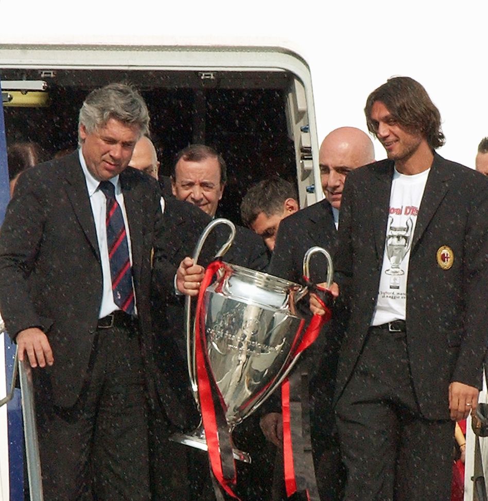 MILANO, ITALIA - 29 MAGGIO. L'allenatore del Milan Carlo Ancelotti e il capitano Paolo Maldini. (Photo by Giuseppe Cacace/Getty Images) Ancelotti al Brasile: DerbyDerbyDerby porta la Seleção alla corte di Re Carlo (VIDEO)- immagine 2