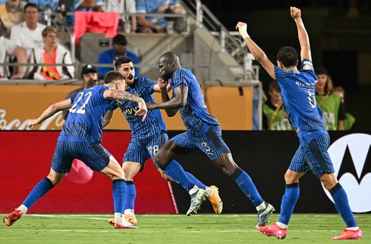 Kalidou Koulibaly festeggia la rete del 3-2. (Photo by CHANDAN KHANNA / AFP) (Photo by CHANDAN KHANNA/AFP via Getty Images) Miracolo Al-Hilal, Simone Inzaghi: “Come scalare l’Everest senza ossigeno”- immagine 3