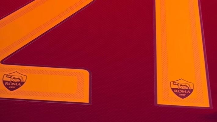 Roma, la maglia home cambia stile: arancione per nomi e numeri – VIDEO - immagine 1