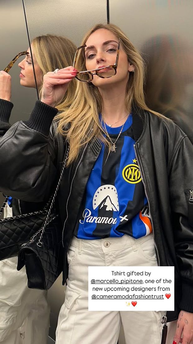 Chiara Ferragni in posa a Milano con una maglia speciale dell’Inter- immagine 3