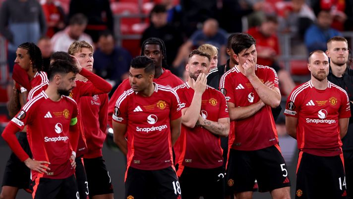BILBAO, SPAIN - MAY 21: Luke Shaw of Manchester United appears dejected alongside teammates as they wait to collect their runners-up medals after their side's loss in the UEFA Europa League Final 2025 between Tottenham Hotspur and Manchester United at Estadio de San Mames on May 21, 2025 in Bilbao, Spain. (Photo by Ryan Pierse/Getty Images) Manchester United